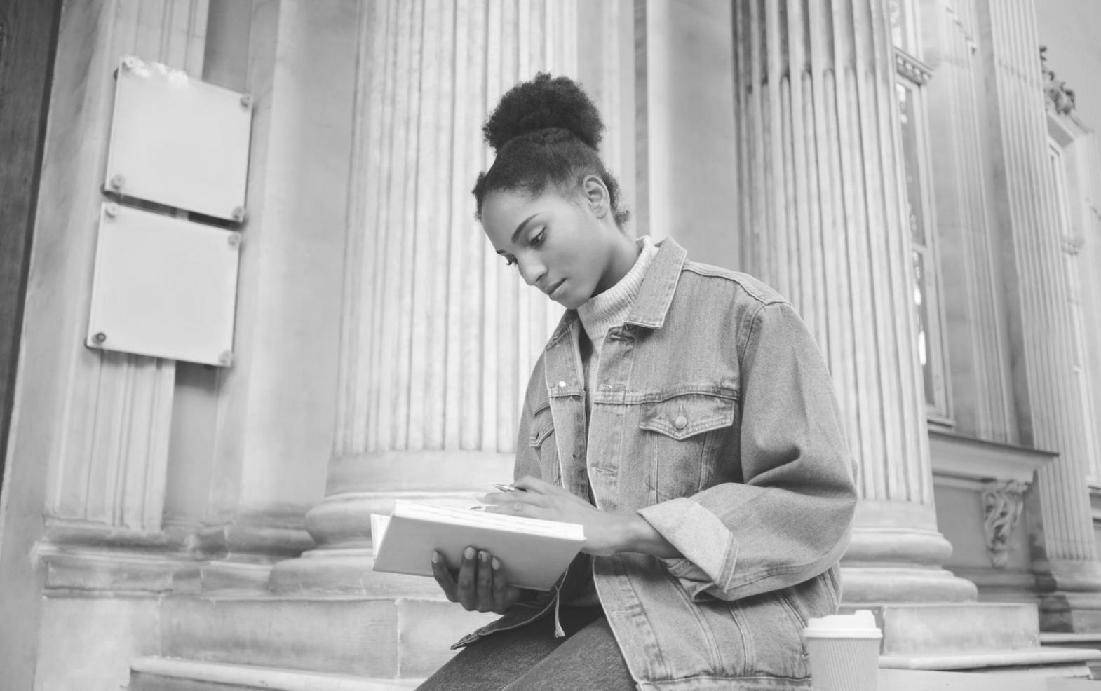 Suasana sesi pembelajaran trading dengan pembahasan analisis pasar