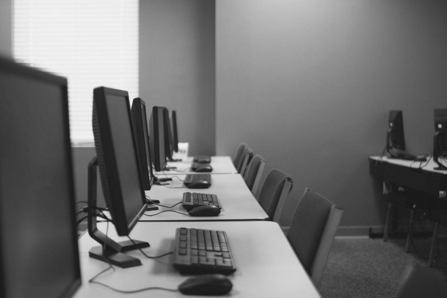 Suasana profesional dalam sesi trading yang menunjukkan lingkungan kerja Capital FPEQ