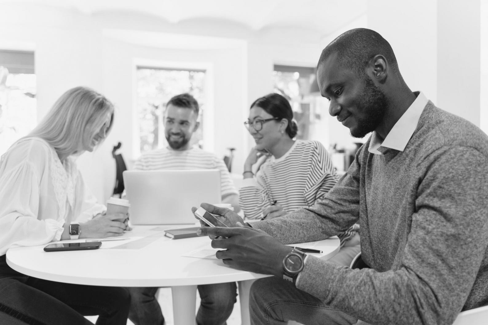Suasana sesi pembelajaran trading dengan fokus pada analisis chart dan diskusi strategi