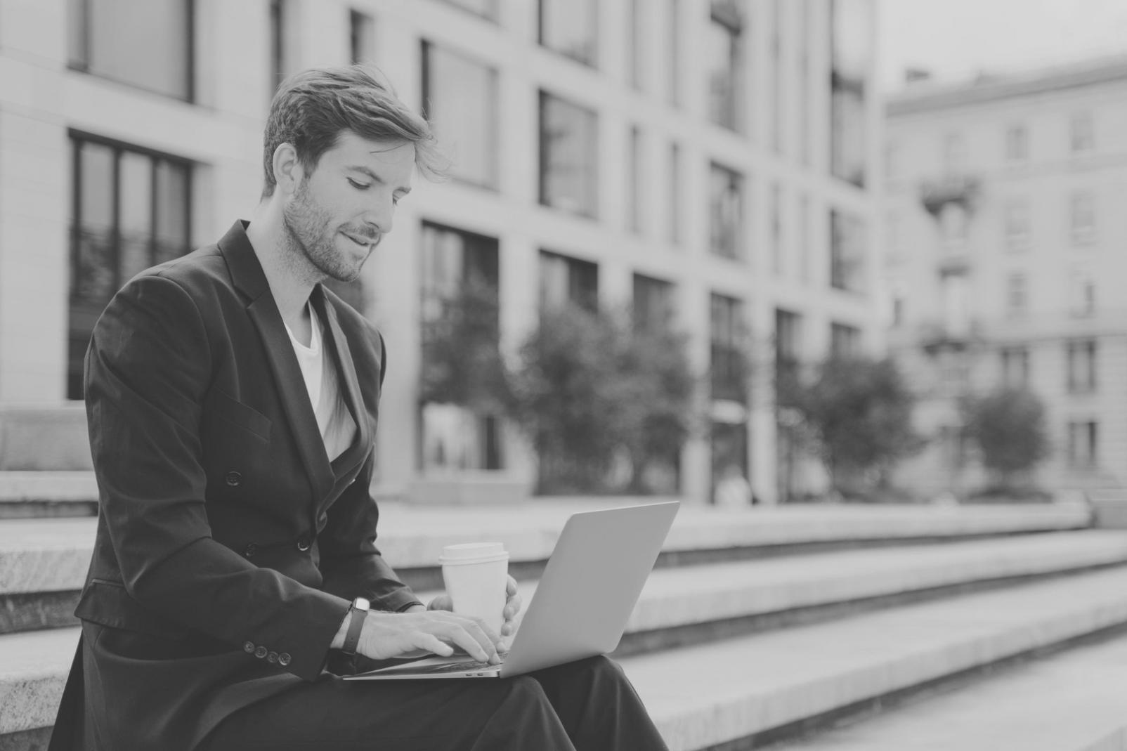 Tim sedang menganalisis pergerakan pasar terkini